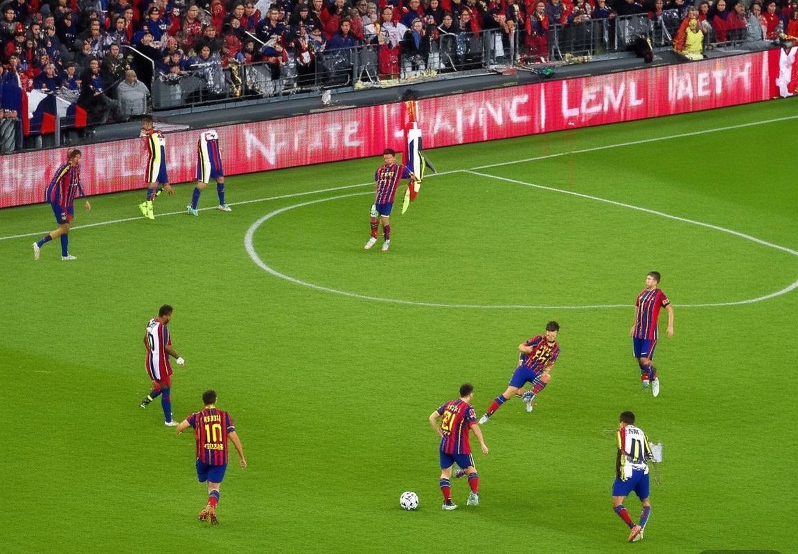 巴伦西亚对巴萨焦点战：球星对决与战术解析(图2)