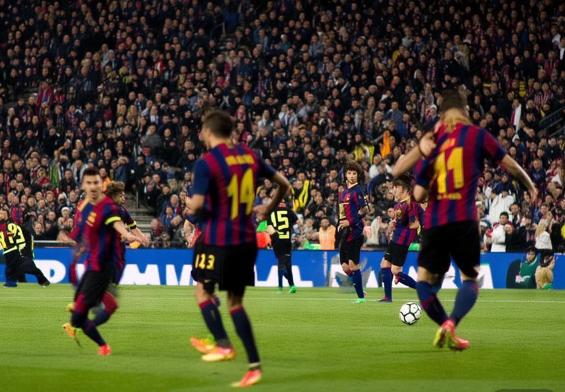 巴伦西亚对巴萨焦点战：球星对决与战术解析(图1)